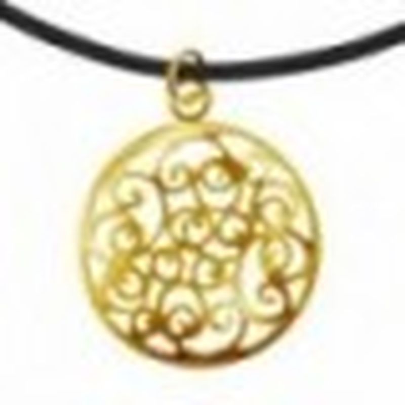 COLGANTE FILIGRANA COLOR ORO CON CORDON CUERO NEGRO